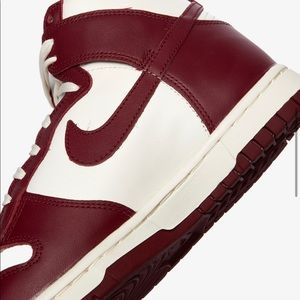 Woman’s dunk hi Retro “team red”